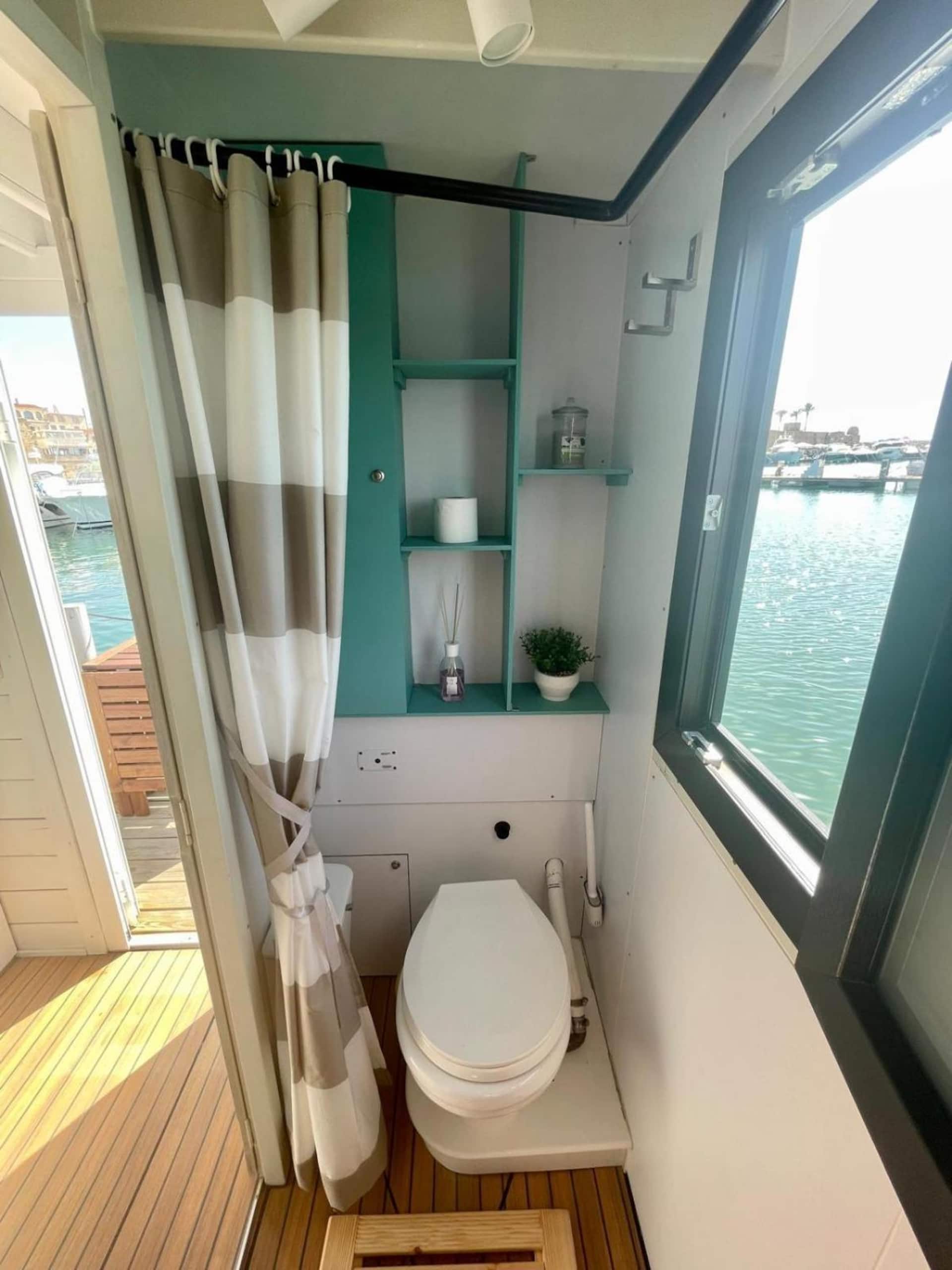 Bagno privato con doccia e finestra sul porto