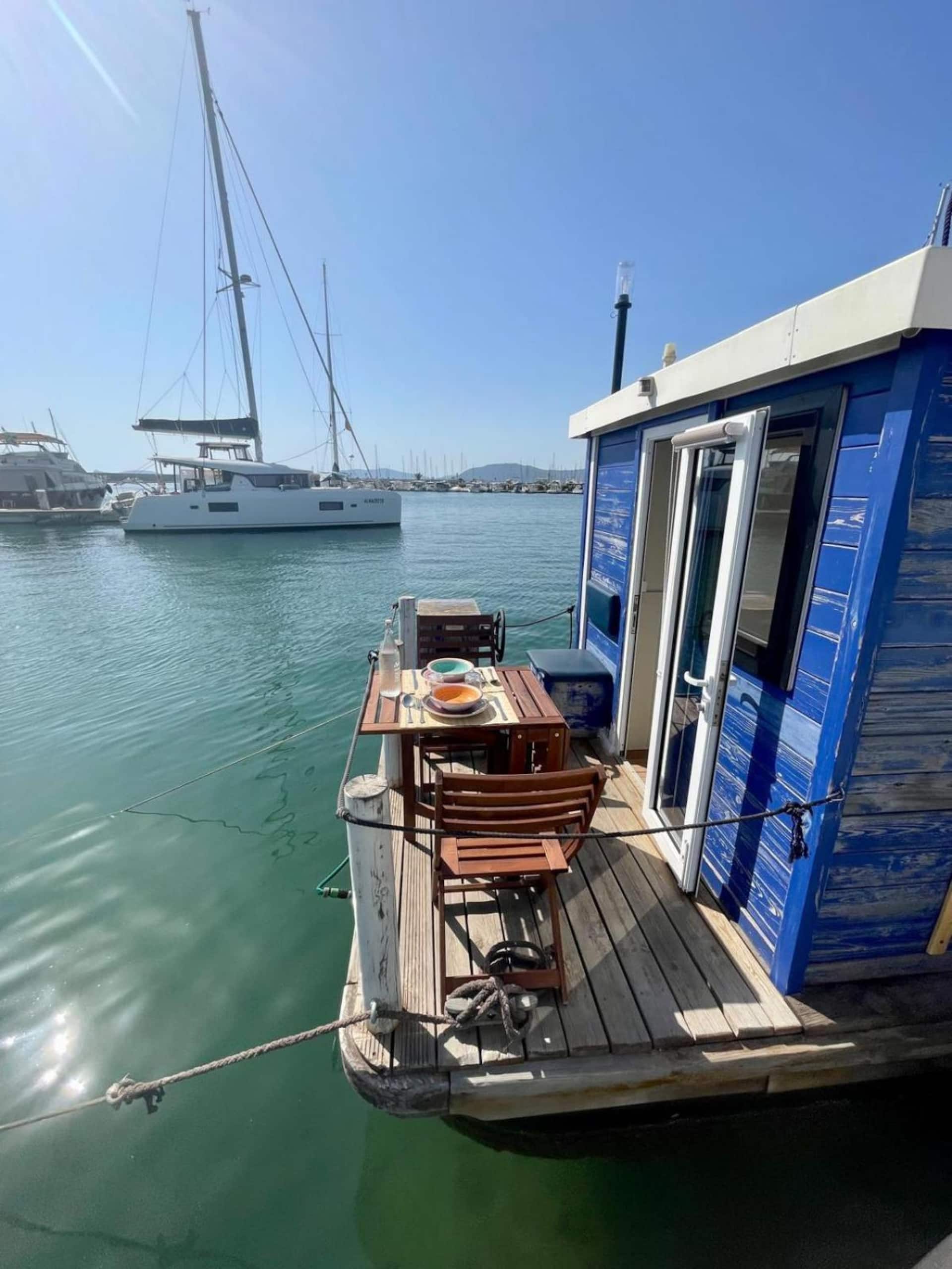 Veranda di poppa con tavolo apparecchiato per colazione sul mare
