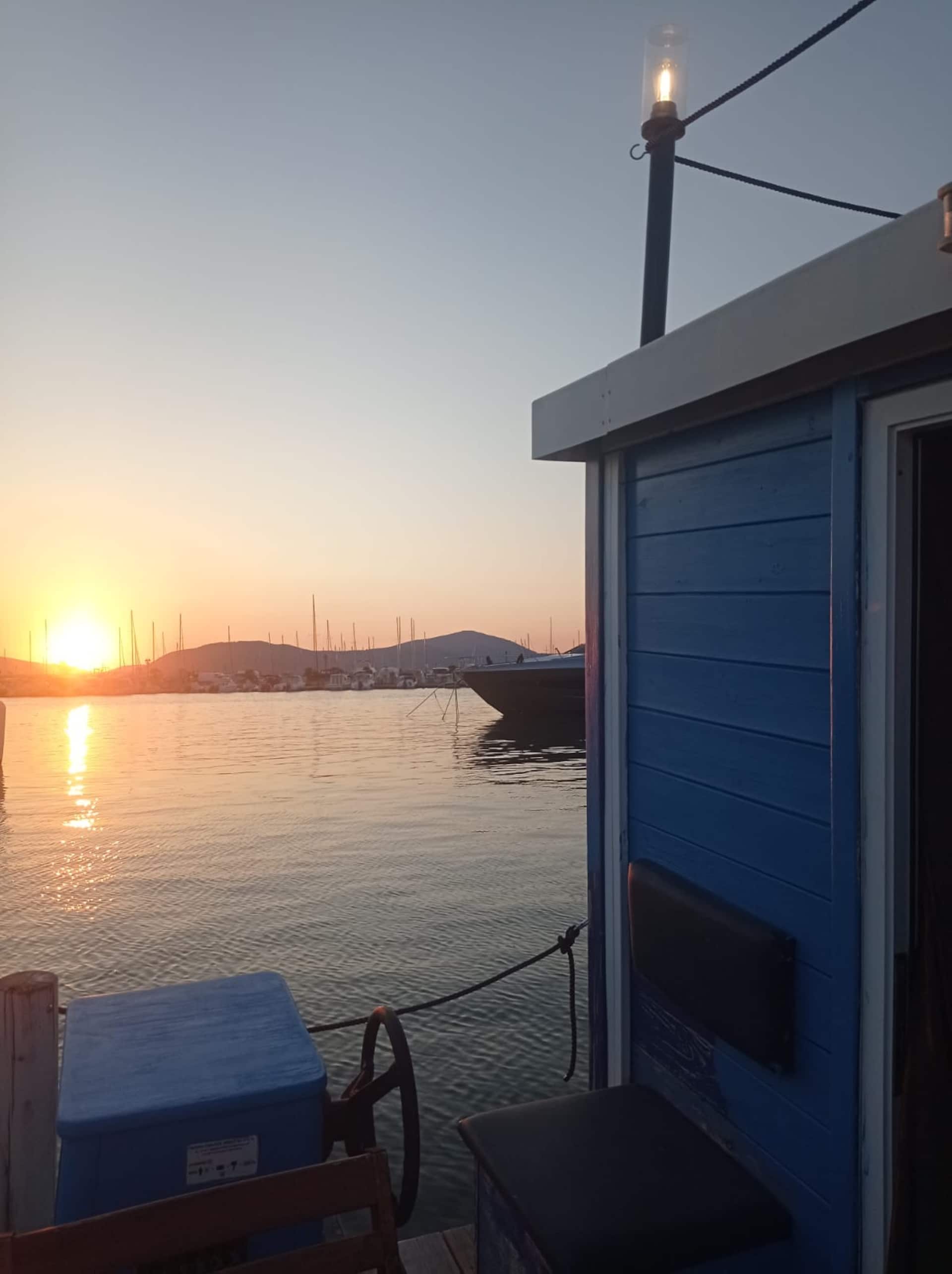 Lanterna accesa al tramonto sul ponte