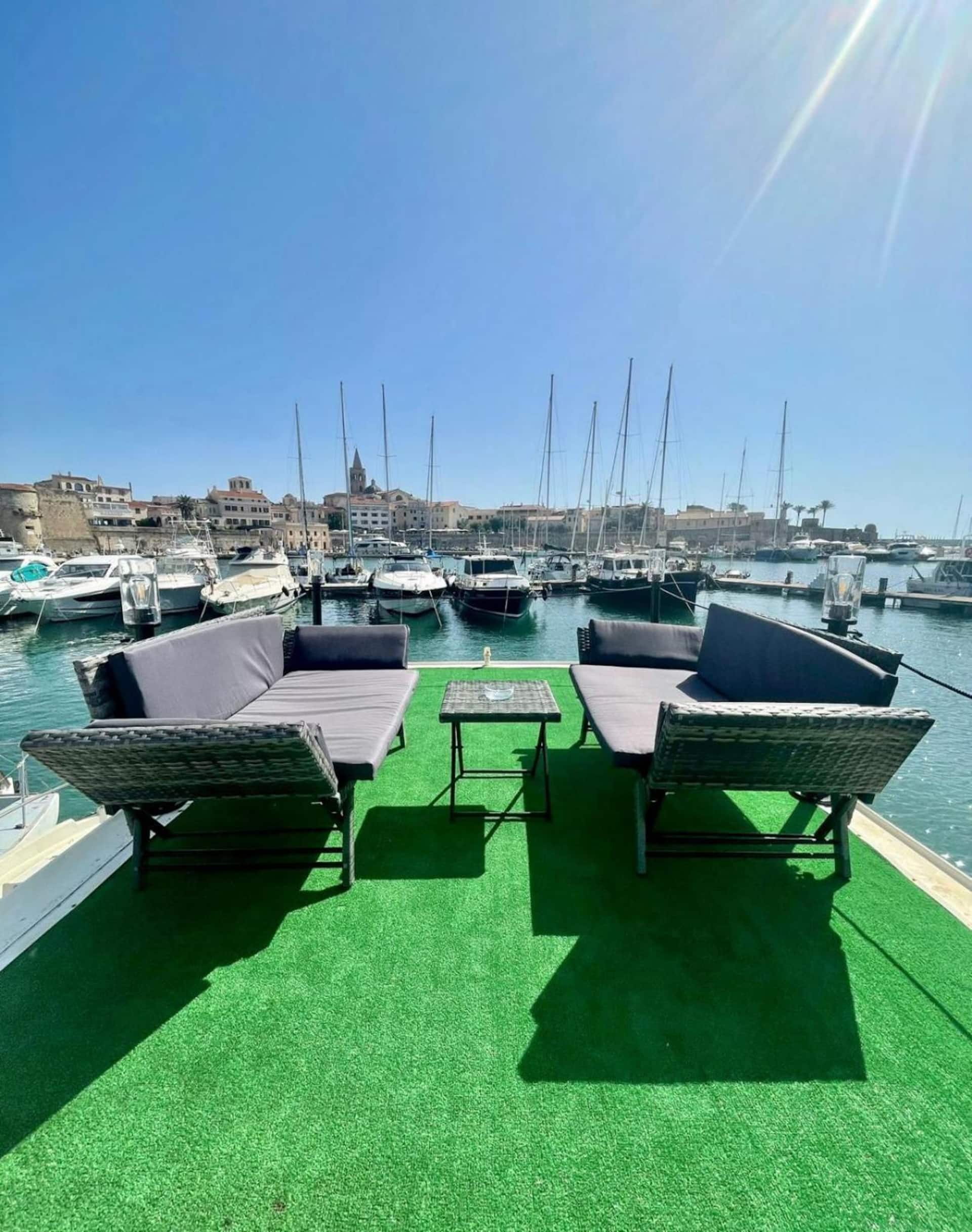 Solarium panoramico della houseboat con vista sul centro storico di Alghero