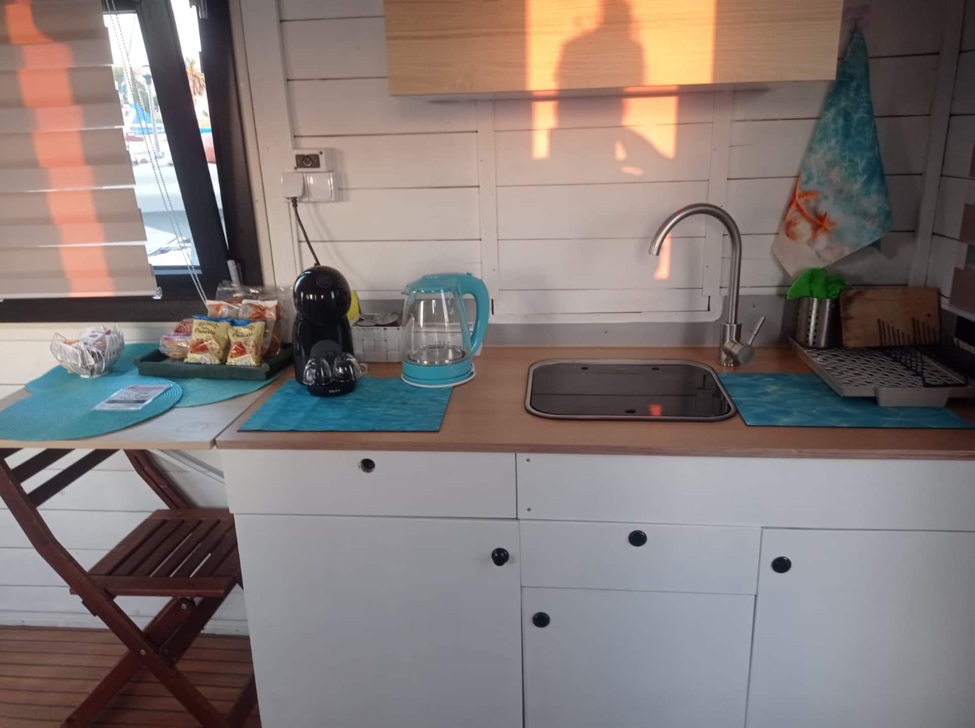 La cucina attrezzata nella luce dorata del tramonto