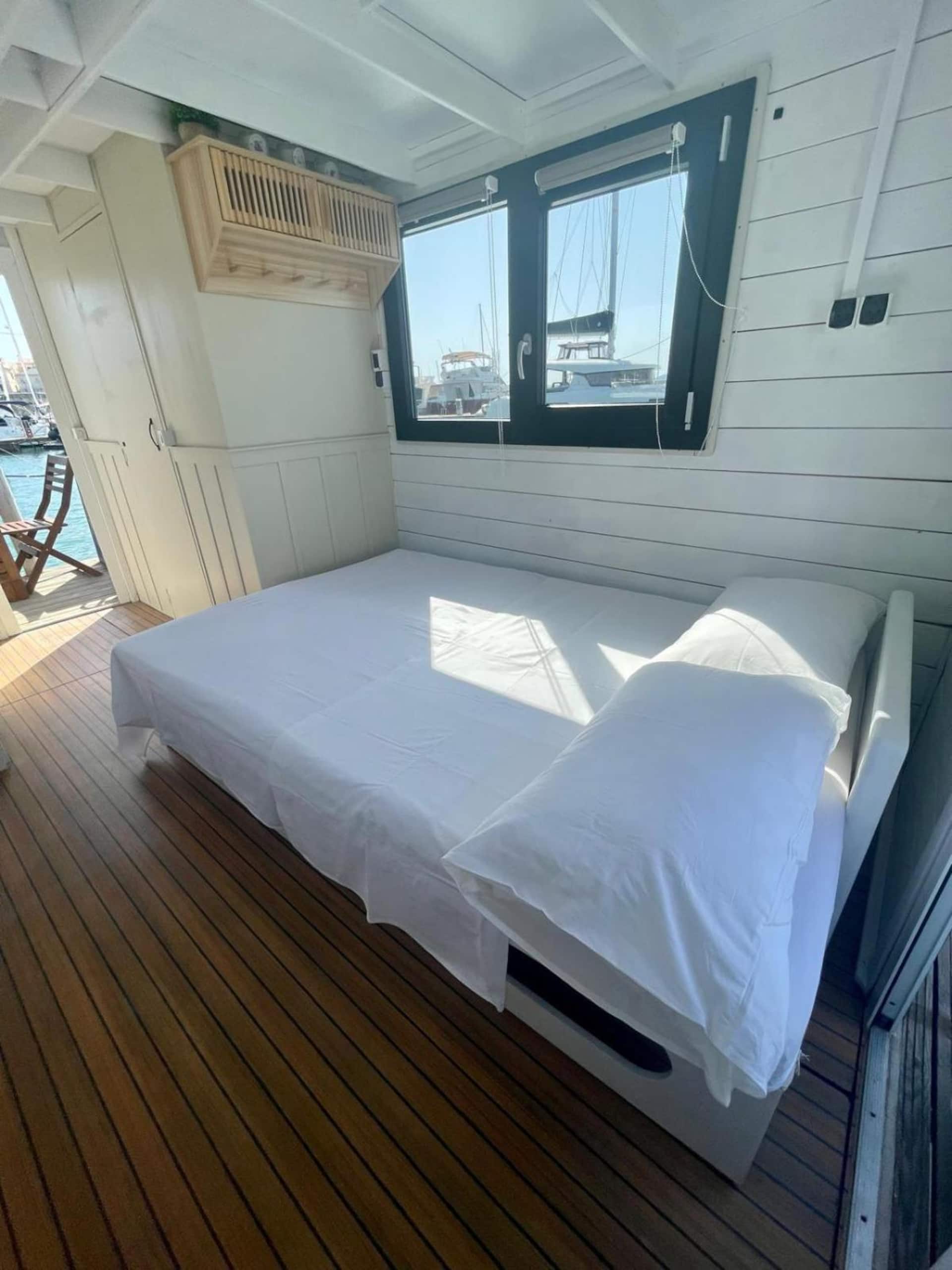 Cabina luminosa con letto rifatto e vista sul porto
