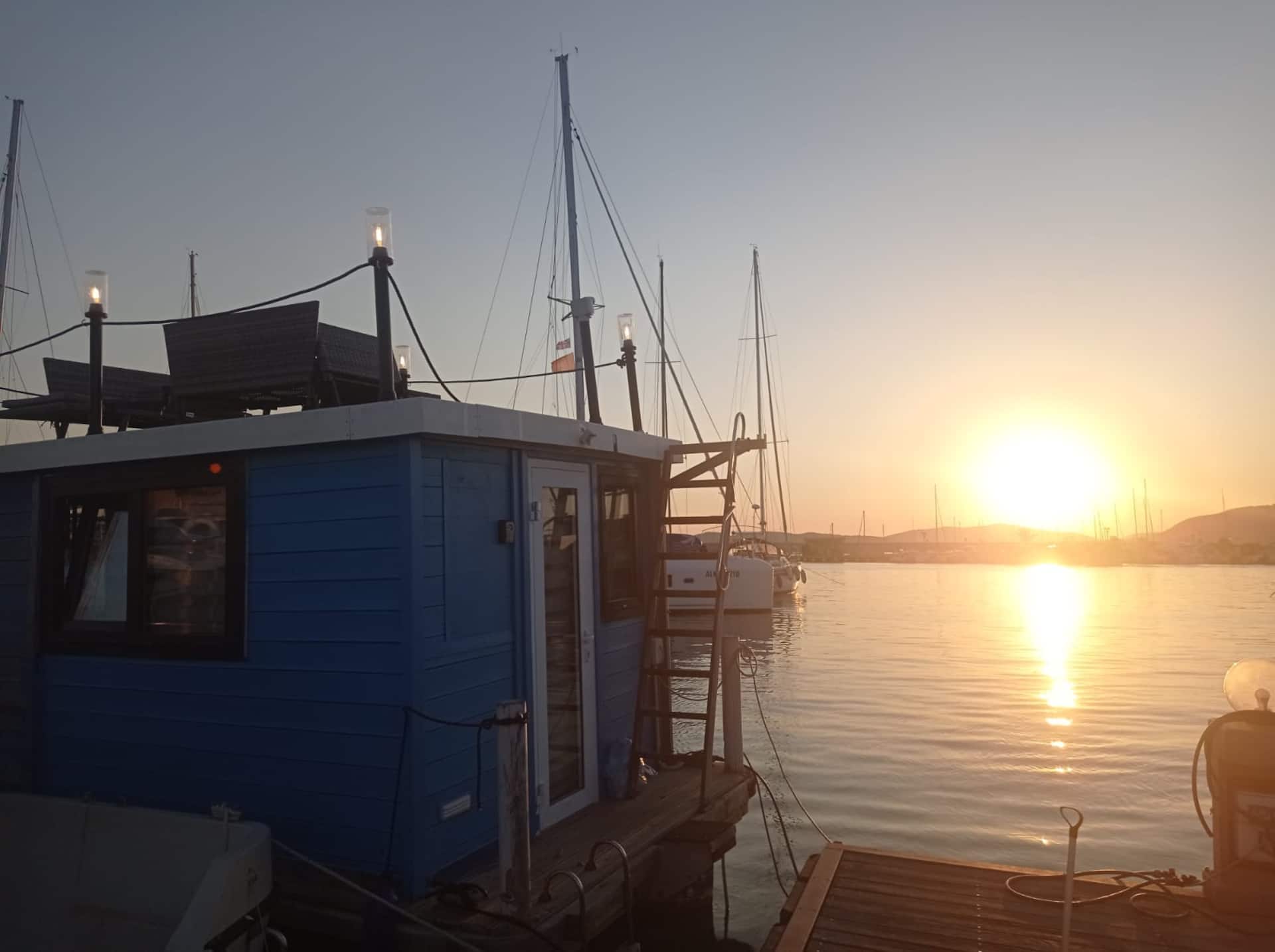 Il sole che tramonta dietro la houseboat