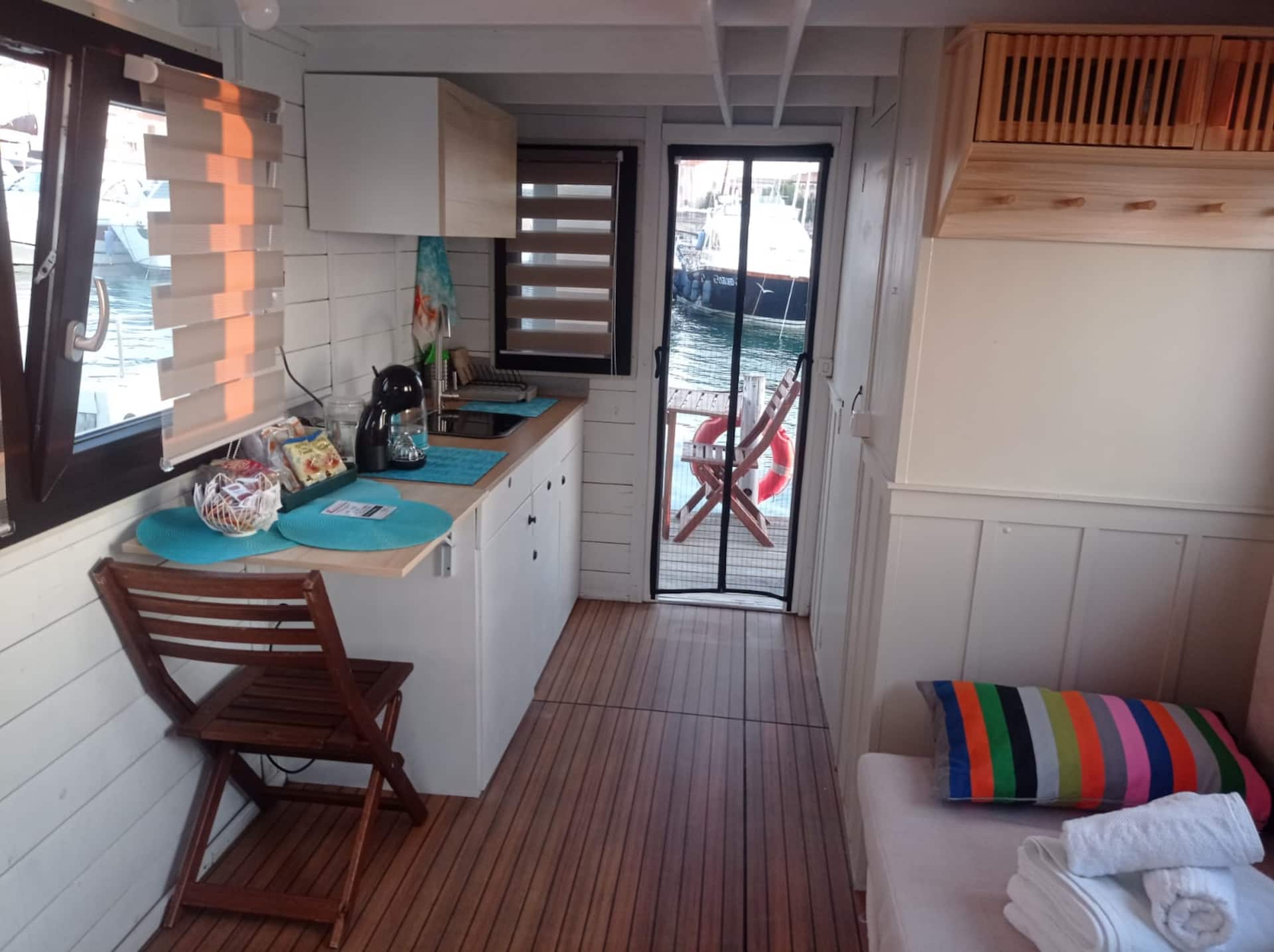 Interno con angolo cucina e tavolo per la colazione